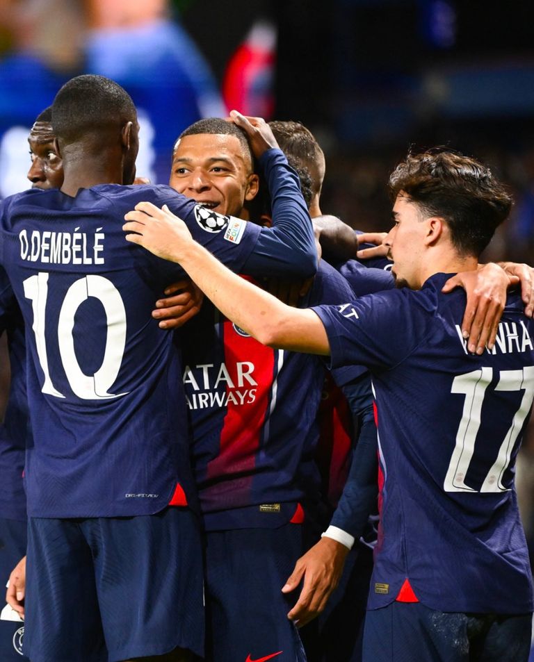 كيليان مبابي يحتفل مع نجوم باريس سان جيرمان