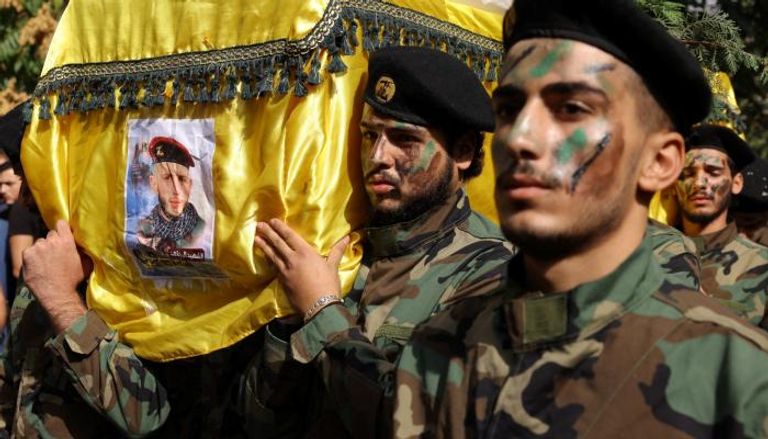 عناصر من حزب الله في تشييع أحد قتلى الحزب في اشتباكات على الحدود