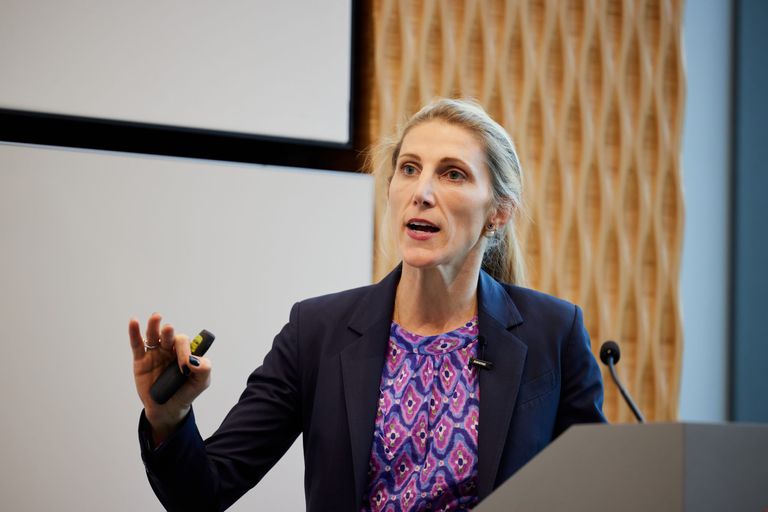 المبعوثة الخاصة للمدير العام للمنظمة المعنية بتغير المناخ والصحة فانيسا كيري حرائق غابات