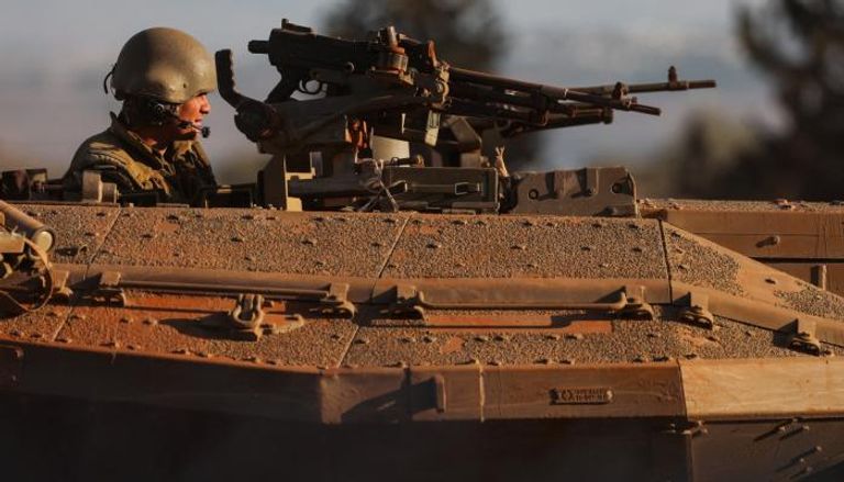 جندي إسرائيلي يتمركز في دبابة قرب الحدود مع غزة