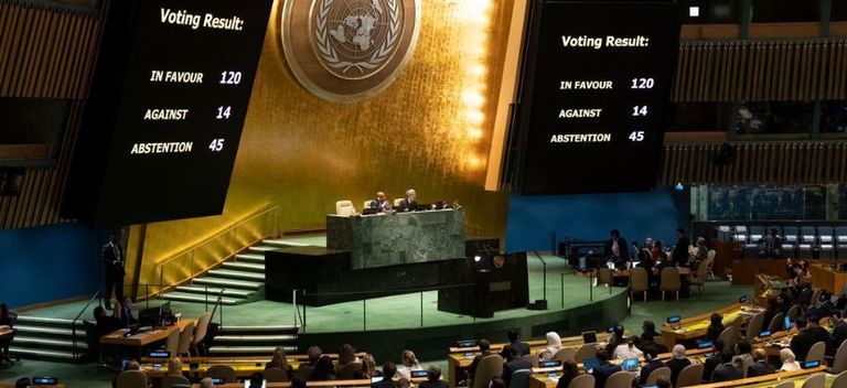 مندوبة دولة الإمارات وسط المجموعة العربية في مبنى الأمم المتحدة