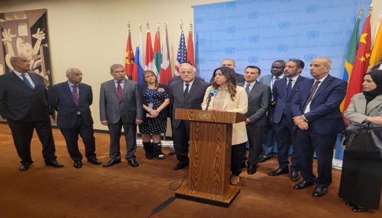 مندوبة دولة الإمارات وسط المجموعة العربية في مبنى الأمم المتحدة