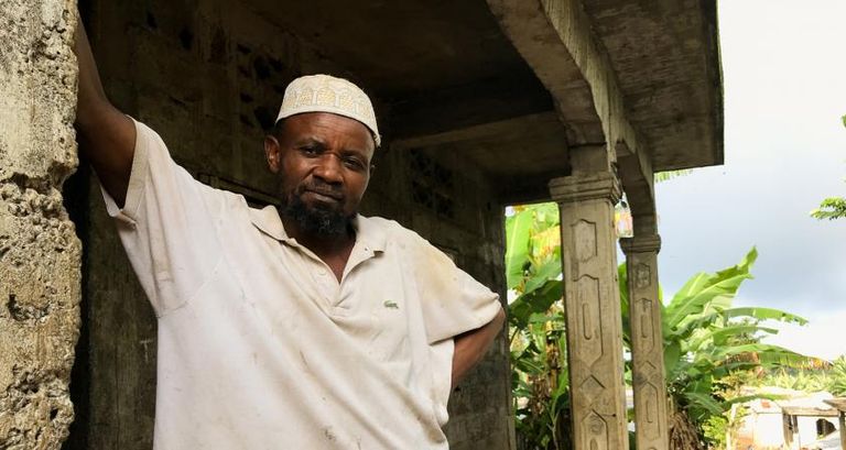 في جزيرة أنجوان أصبحت المحاصيل الأساسية أصبحت صعبة الزراعة بسبب تغير الطقس وتآكل التربة مزارع بجزر القمر يشير إلى بعض أشجار الموز في قرى أنجوان