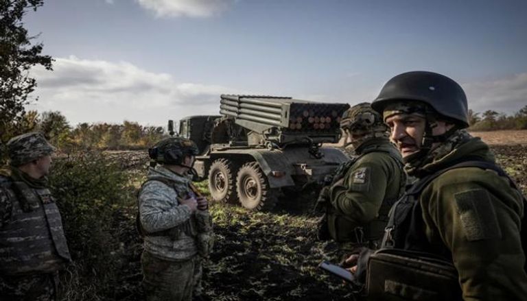 جنود من اللواء 59 الأوكراني في موقع إطلاق نار في دونيتسك بأوكرانيا