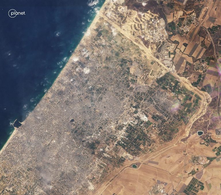 فلسطيني يقف وسط أنقاض منزل دمرته غارة إسرائيلية على غزة - أ.ف.ب