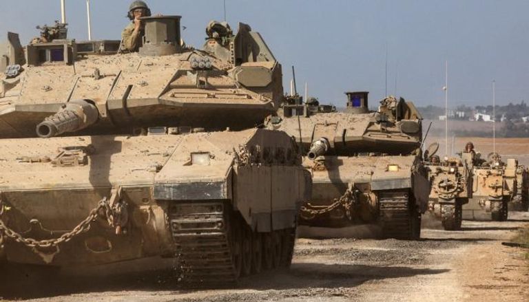 دبابات إسرائيلية قرب الحدود مع غزة - أرشيفية