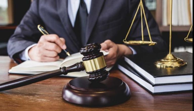 محام يبحث في أوراق قضية - تعبيرية