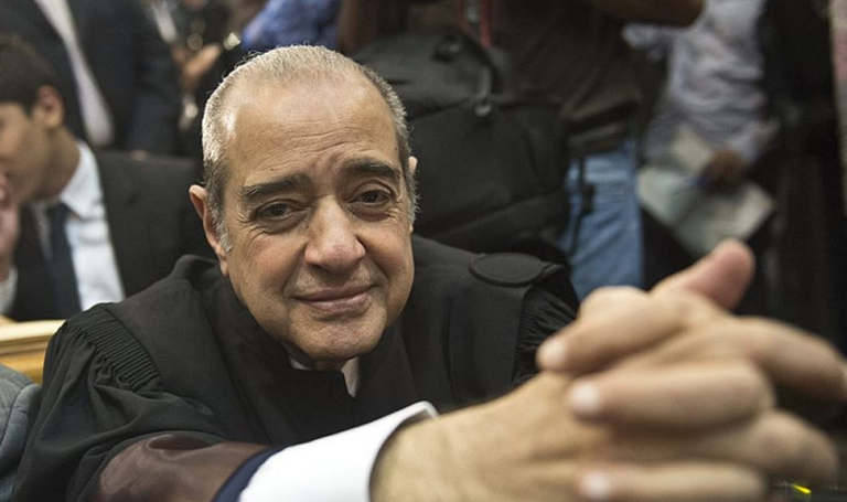 محام يبحث في أوراق قضية - تعبيرية