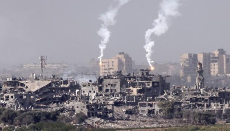 قنابل مضيئة أسقطتها القوات الإسرائيلية فوق شمال قطاع غزة
