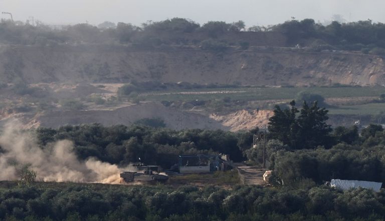 جنود إسرائيليون فوق إحدى المدرعات