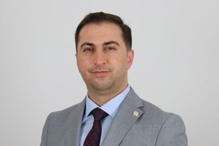 قادر إرتاج جيليك علما تركيا وإسرائيل