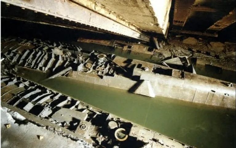 الغواصات النازية في المخبأ