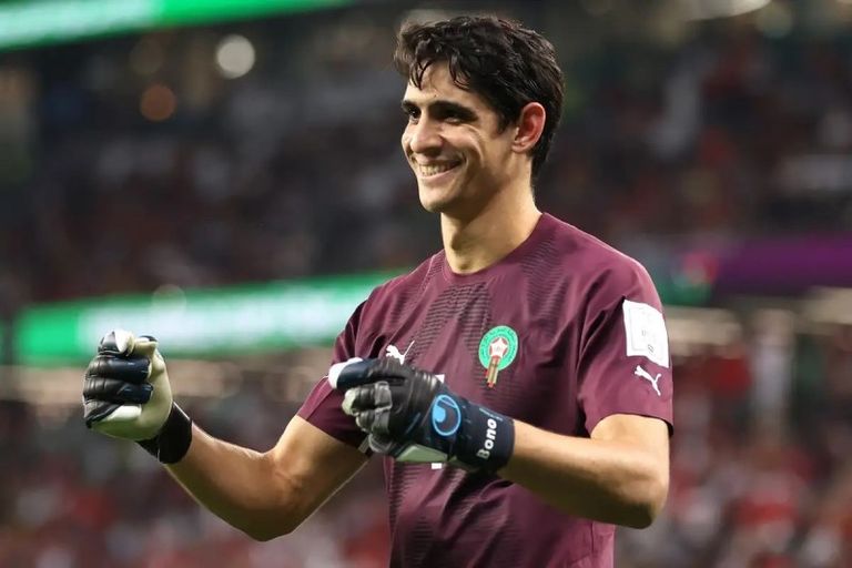 ياسين بونو حارس مرمى منتخب المغرب إيمليانو مارتينيز حارس مرمى منتخب الأرجنتين