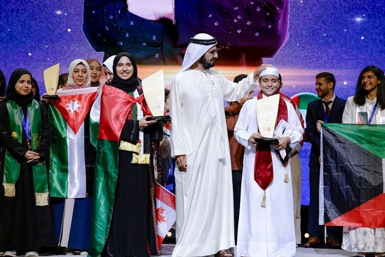 الشيخ محمد بن راشد آل مكتوم مع الفائزين بلقب تحدي القراءة العربي