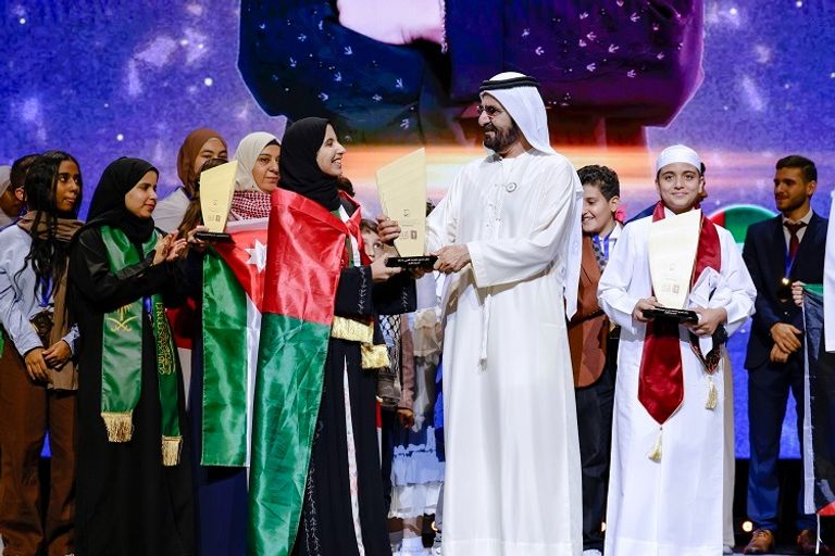 الشيخ محمد بن راشد آل مكتوم مع الفائزين بلقب تحدي القراءة العربي