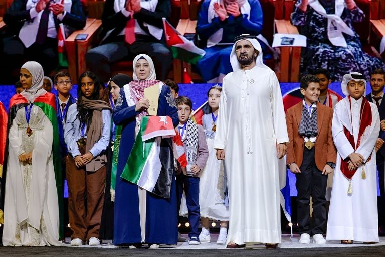 الشيخ محمد بن راشد آل مكتوم مع الفائزين بلقب تحدي القراءة العربي