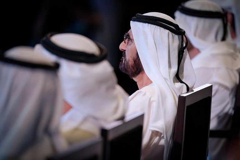 الشيخ محمد بن راشد آل مكتوم مع الفائزين بلقب تحدي القراءة العربي