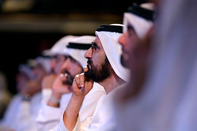 الشيخ محمد بن راشد آل مكتوم مع الفائزين بلقب تحدي القراءة العربي