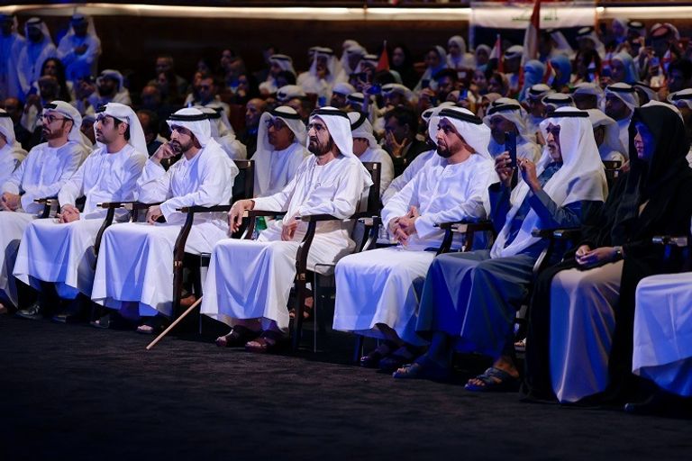 الشيخ محمد بن راشد آل مكتوم مع الفائزين بلقب تحدي القراءة العربي