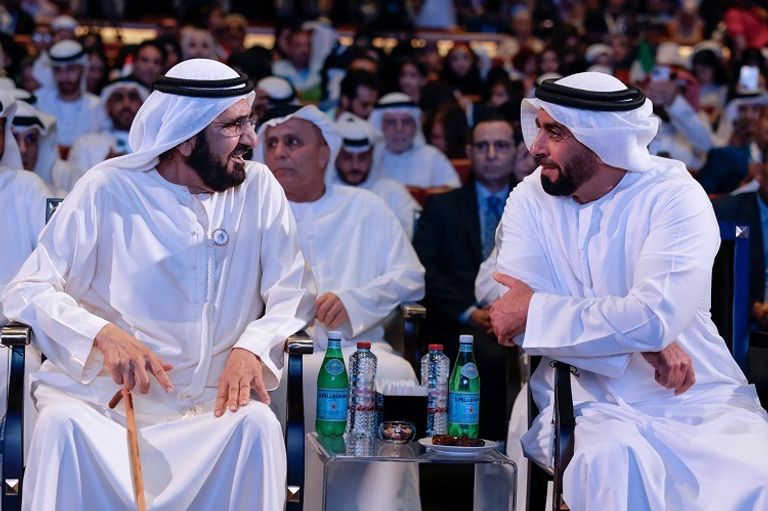 الشيخ محمد بن راشد آل مكتوم مع الفائزين بلقب تحدي القراءة العربي