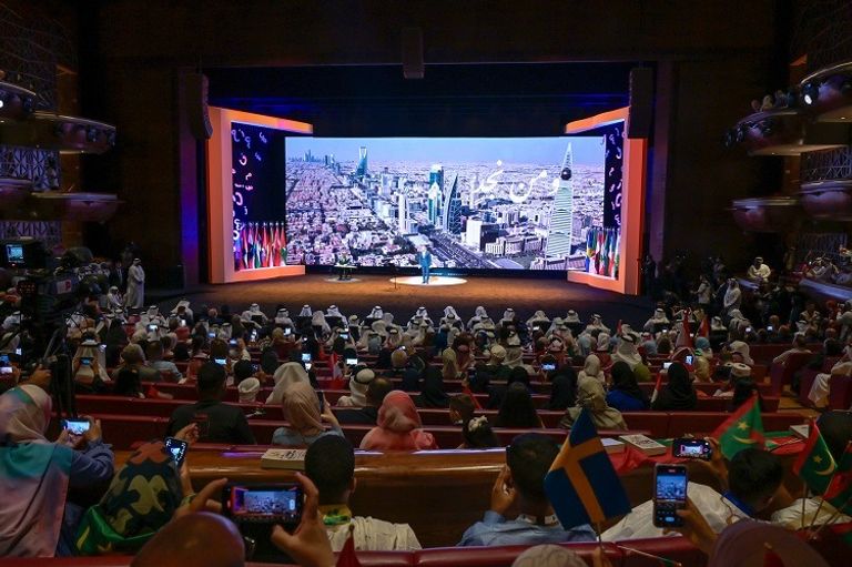 الشيخ محمد بن راشد آل مكتوم مع الفائزين بلقب تحدي القراءة العربي