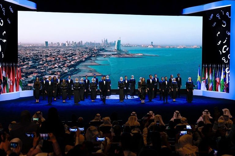 الشيخ محمد بن راشد آل مكتوم مع الفائزين بلقب تحدي القراءة العربي