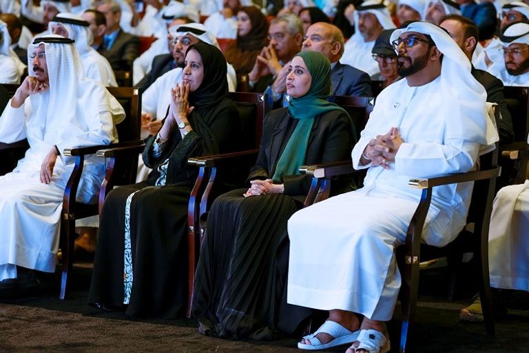 الشيخ محمد بن راشد آل مكتوم مع الفائزين بلقب تحدي القراءة العربي