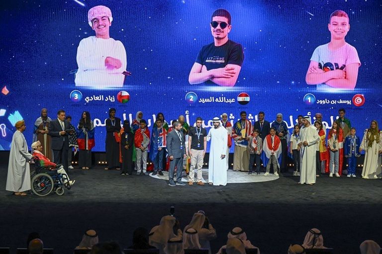 الشيخ محمد بن راشد آل مكتوم مع الفائزين بلقب تحدي القراءة العربي