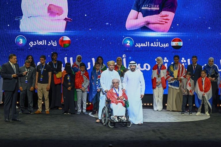 الشيخ محمد بن راشد آل مكتوم مع الفائزين بلقب تحدي القراءة العربي