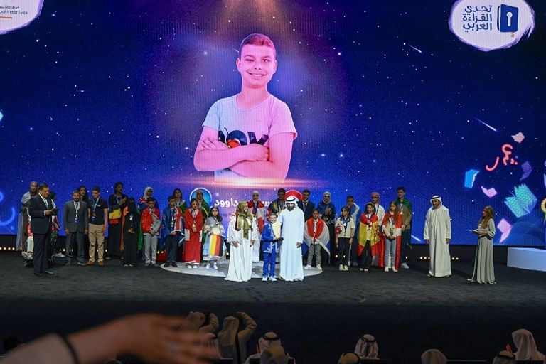 الشيخ محمد بن راشد آل مكتوم مع الفائزين بلقب تحدي القراءة العربي