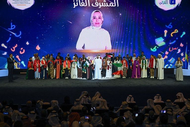 الشيخ محمد بن راشد آل مكتوم مع الفائزين بلقب تحدي القراءة العربي