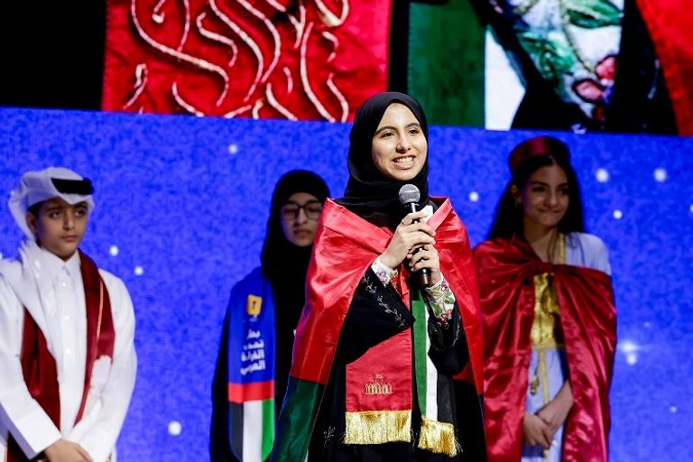 الشيخ محمد بن راشد آل مكتوم مع الفائزين بلقب تحدي القراءة العربي