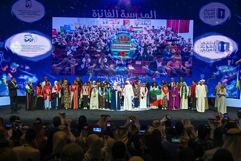 الشيخ محمد بن راشد آل مكتوم مع الفائزين بلقب تحدي القراءة العربي