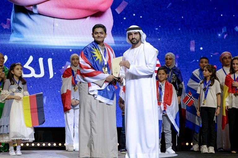 الشيخ محمد بن راشد آل مكتوم مع الفائزين بلقب تحدي القراءة العربي