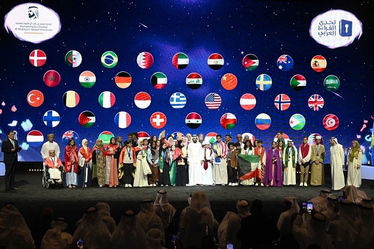 الشيخ محمد بن راشد آل مكتوم مع الفائزين بلقب تحدي القراءة العربي