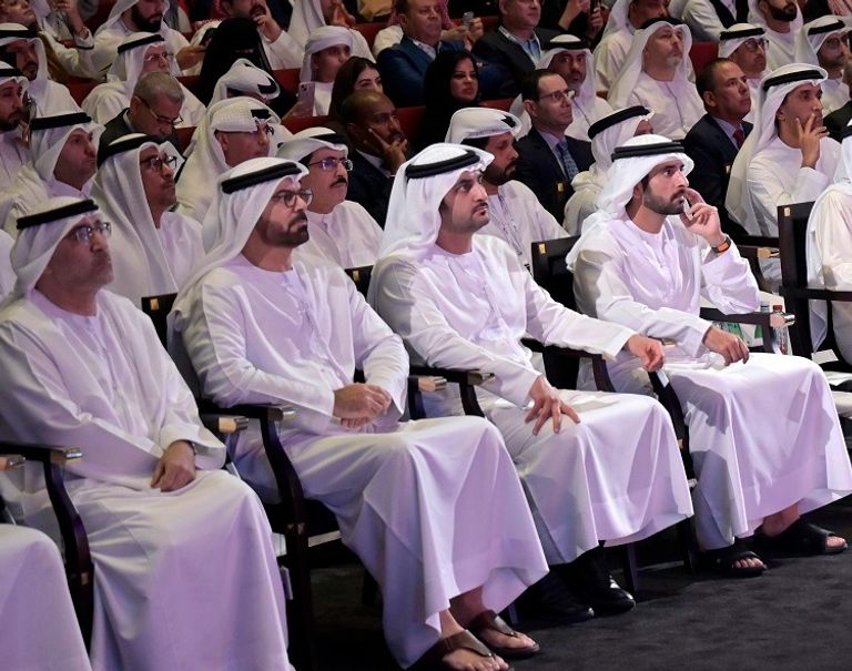 الشيخ محمد بن راشد آل مكتوم مع الفائزين بلقب تحدي القراءة العربي