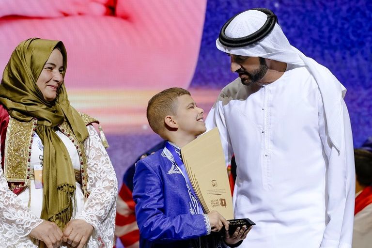 الشيخ محمد بن راشد آل مكتوم مع الفائزين بلقب تحدي القراءة العربي