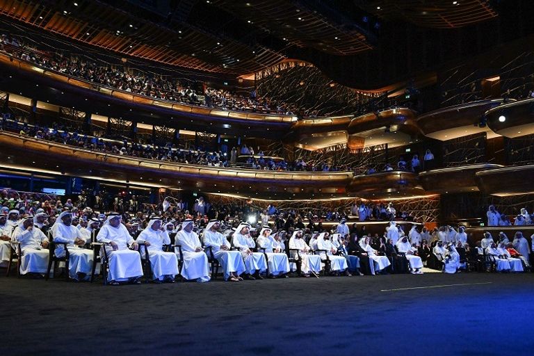 الشيخ محمد بن راشد آل مكتوم مع الفائزين بلقب تحدي القراءة العربي