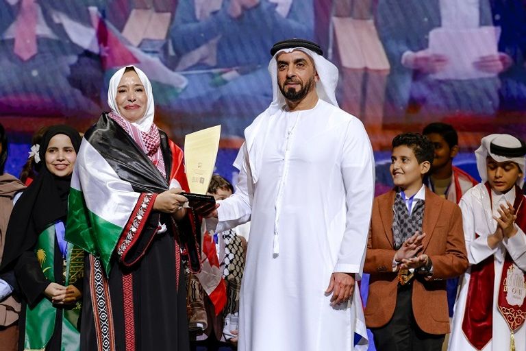 الشيخ محمد بن راشد آل مكتوم مع الفائزين بلقب تحدي القراءة العربي