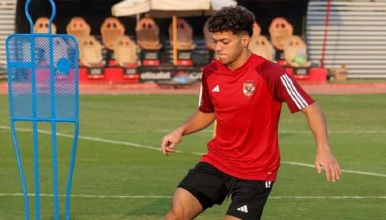 إمام عاشور لاعب الأهلي المصري