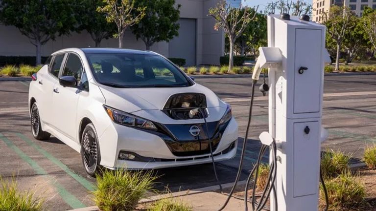 سيارة Nissan Leaf S سيارة Chevrolet Bolt EV 1LT