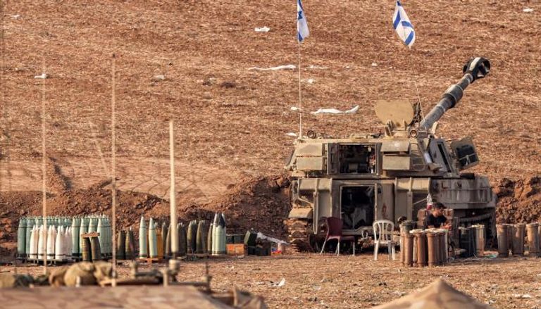 دبابة إسرائيلية بمتفجراتها تتمركز قبالة غزة