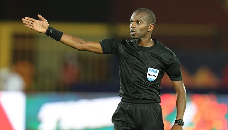 الحكم السنغالي عيسى سي الحكم السنغالي عيسى سي في مباراة الأهلي وصن داونز 5-2