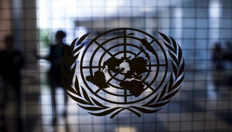 شعار الأمم المتحدة على باب زجاجي في مبنى الجمعية العامة في نيويورك - رويترز