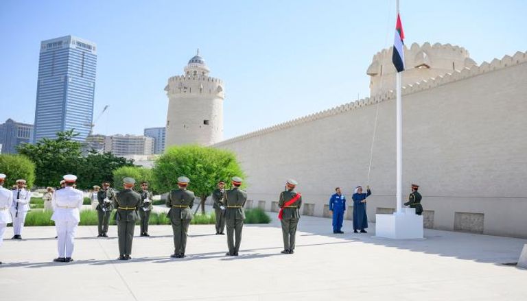 الشيخ محمد بن زايد آل نهيان يرفع علم دولة الإمارات في قصر الحصن