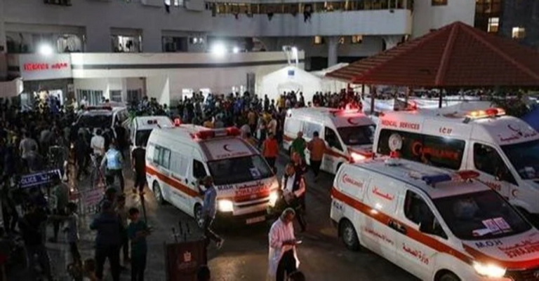 جانب من آثار القصف على إحدى سيارات الإسعاف