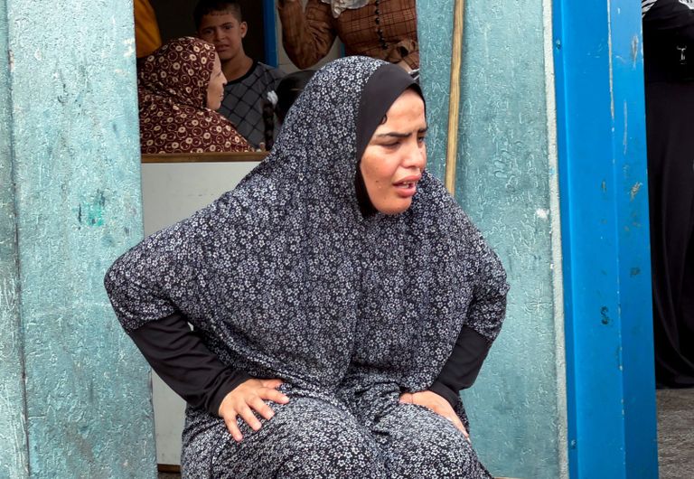 خبز ملطخ بالدماء في قصف مدرسة بغزة