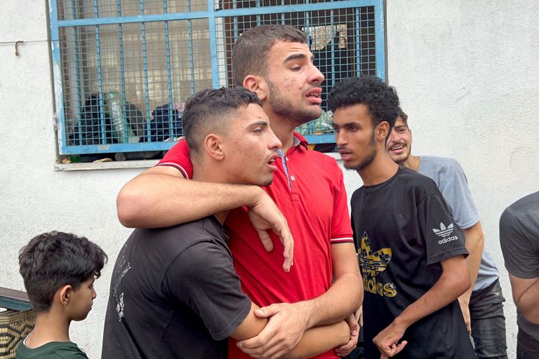 خبز ملطخ بالدماء في قصف مدرسة بغزة