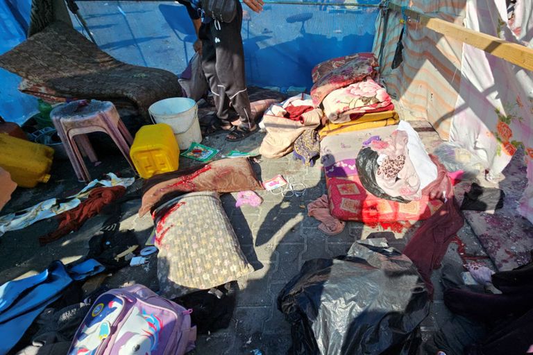 خبز ملطخ بالدماء في قصف مدرسة بغزة