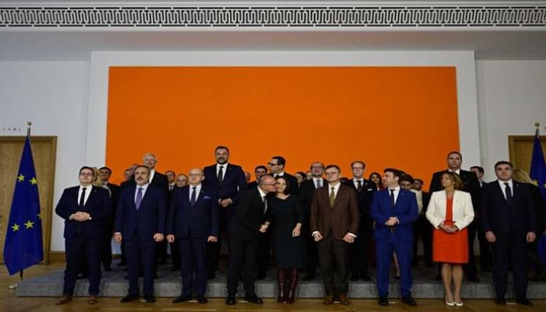 لقطة تظهر وزير خارجية كرواتيا محاولا تقبيل نظيرته الألمانية